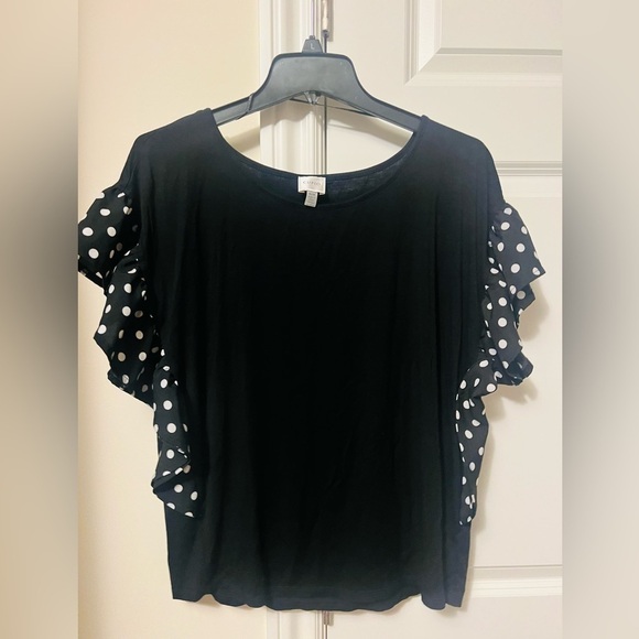 Cupio Tops - Beautiful short sleeve shirt with polka dot sleeves in medium